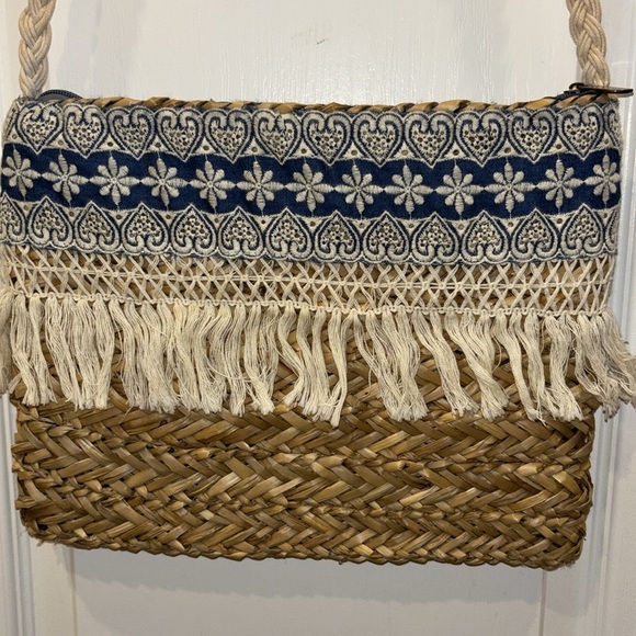 SUN AND SAND TAN WOVEN SHOULDER BAG BLUE & CREME COLOR CLOTH DESIGN WITH FRINGE - Picture 2 of 10